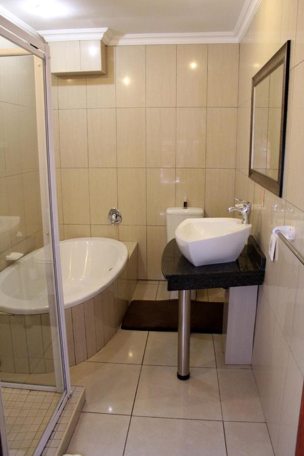 Prinshof Manor Guesthouse Pretoria Bagian luar foto